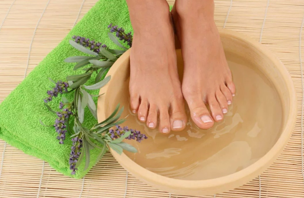 Маска для ног в домашних условиях. Ванночка для ног. Ванночка для ног с травами. Ванночка для ног спа. Ножные ванны.